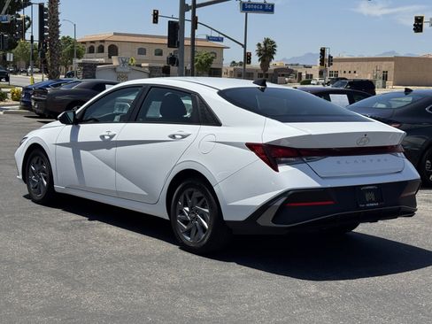 Used 2024 Hyundai Elantra SEL FWD image 4