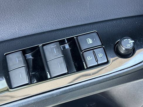 Used 2019 Toyota Prius LE w/ Preferred Accessory Package AWD/4WD image 11