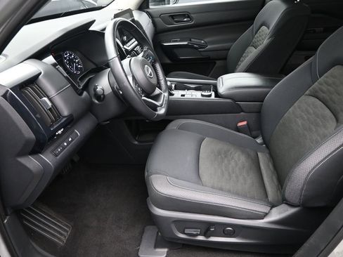 Used 2025 Nissan Pathfinder SV image 15