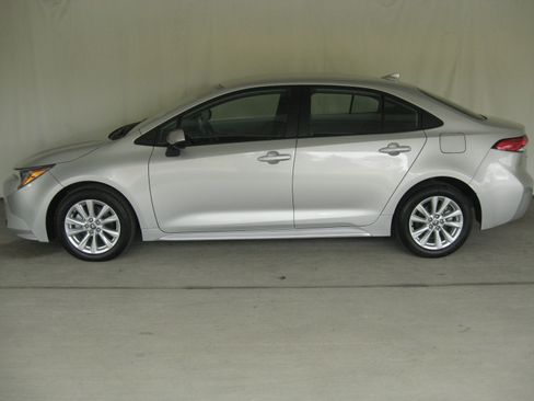 Used 2025 Toyota Corolla LE image 23