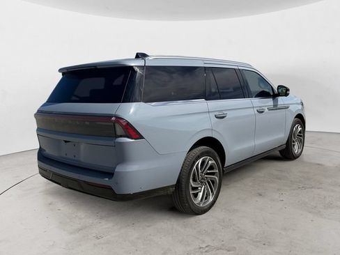 Used 2025 Lincoln Navigator Reserve AWD/4WD image 5