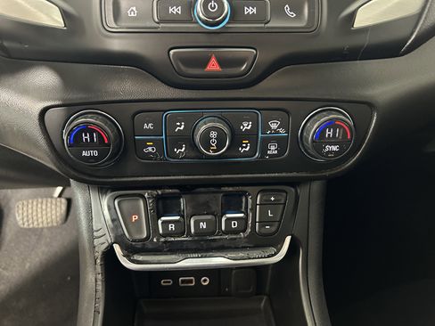 Used 2021 GMC Terrain SLE w/ Driver Convenience Package image 22