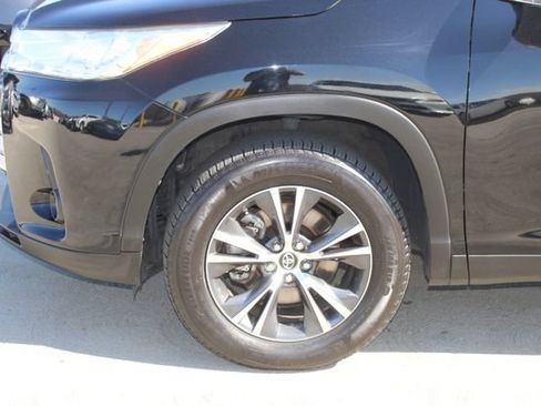 Used 2019 Toyota Highlander Plus FWD image 4