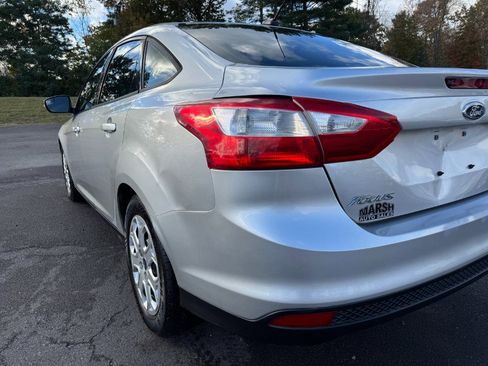 Used 2013 Ford Focus SE w/ SE Winter Pkg image 10