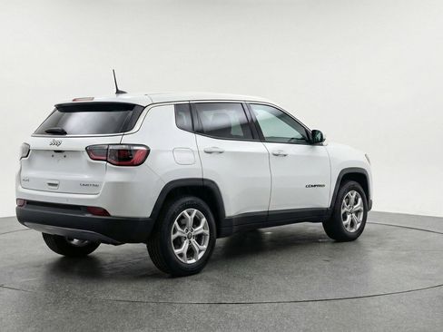 Used 2025 Jeep Compass Latitude AWD/4WD image 9