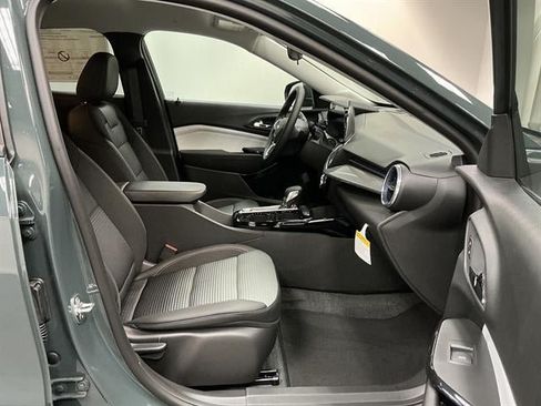 New 2026 Chevrolet Trax LT w/ LT Convenience Package FWD image 31