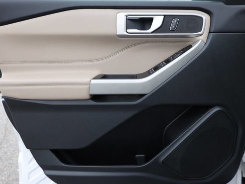 Used 2023 Ford Explorer XLT image 12