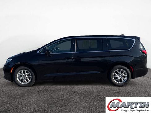 Used 2023 Chrysler Pacifica Touring-L FWD image 8