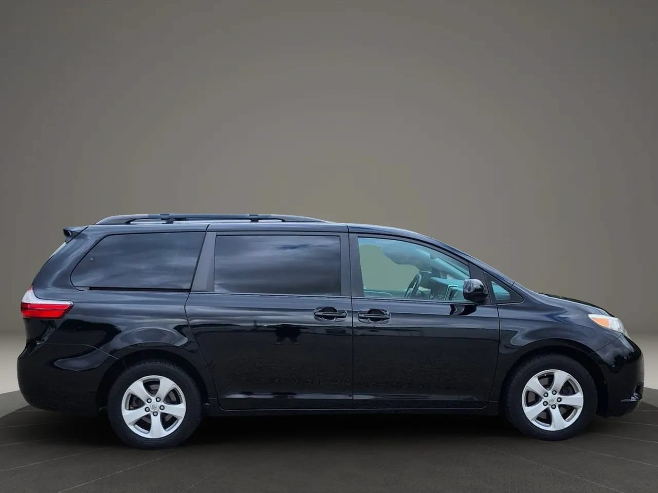 Used 2016 Toyota Sienna LE w/ Four Season Floor Mat Package FWD image 6