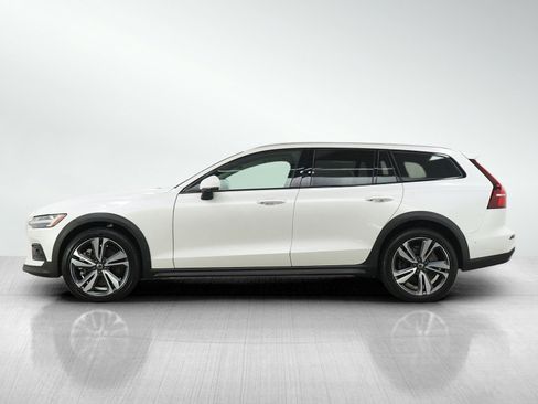 Used 2025 Volvo V60 B5 Cross Country Plus AWD/4WD image 2