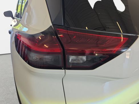 Used 2023 Nissan Rogue S FWD image 31
