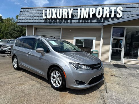 Used 2018 Chrysler Pacifica Touring-L Plus w/ Tire & Wheel Group image 2