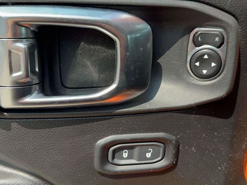 Used 2025 Jeep Wrangler Sport AWD/4WD image 10