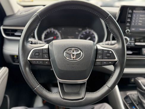Used 2022 Toyota Highlander XLE AWD/4WD image 17