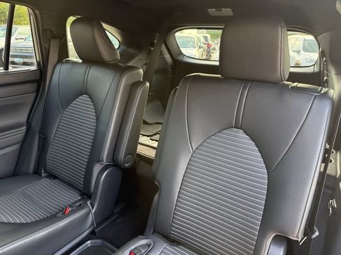 Used 2023 Toyota Highlander XSE FWD image 32