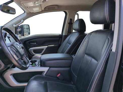 Used 2019 Nissan Titan PRO-4X w/ Pro-4x Convenience Package AWD/4WD image 14
