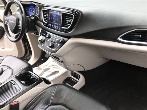 Used 2018 Chrysler Pacifica Touring-L Plus w/ Tire & Wheel Group image 30