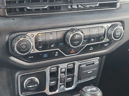 Used 2024 Jeep Wrangler Unlimited w/ Convenience Group AWD/4WD image 15