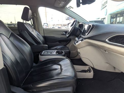 Used 2021 Chrysler Pacifica Touring-L image 34