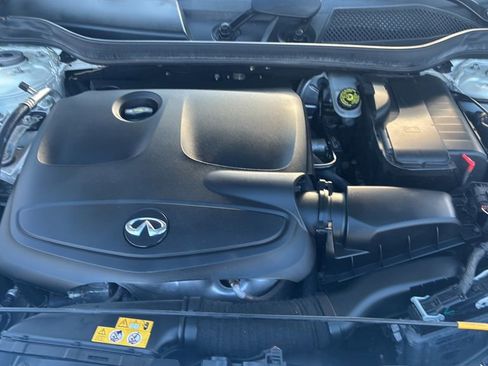 Used 2018 INFINITI QX30 ESSENTIAL w/ Cargo Package image 17