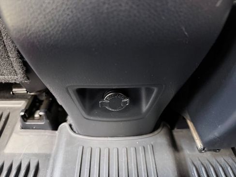 Used 2018 Toyota RAV4 XLE FWD image 19