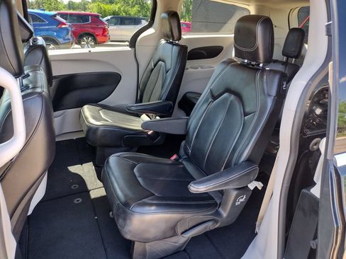Used 2023 Chrysler Pacifica Touring-L FWD image 7