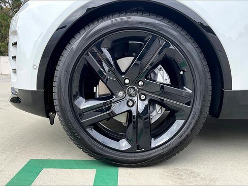 New 2025 Land Rover Discovery Dynamic SE image 12