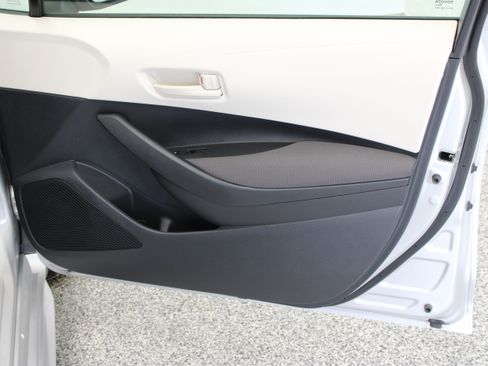 Used 2025 Toyota Corolla LE FWD image 30