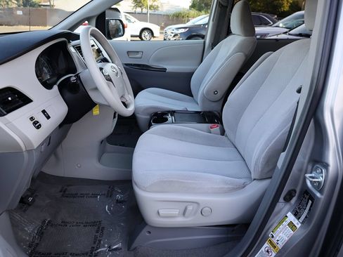 Used 2011 Toyota Sienna LE AWD/4WD image 11