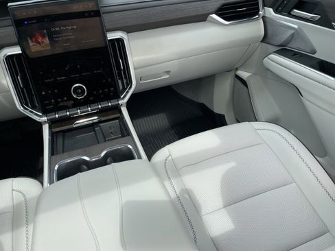 Certified 2025 GMC Acadia Denali w/ Super Cruise Package image 16