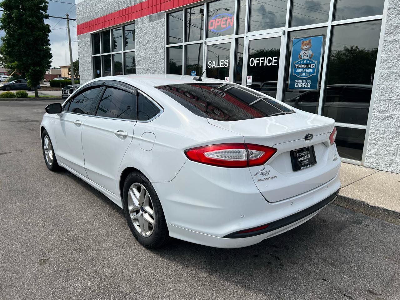 Used 2016 Ford Fusion SE w/ Equipment Group 202A FWD image 5