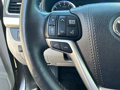 Used 2019 Toyota Highlander XLE AWD/4WD image 12