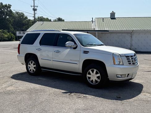 Used 2007 Cadillac Escalade AWD w/ Information Package image 8