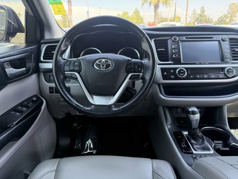 Used 2018 Toyota Highlander XLE image 16