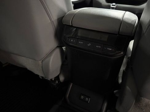 Used 2020 Toyota Highlander XLE AWD/4WD image 17