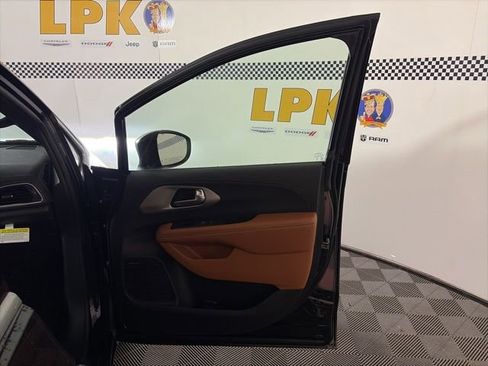 New 2026 Chrysler Pacifica Pinnacle image 14