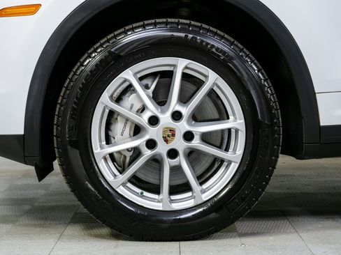 Used 2015 Porsche Cayenne S image 39