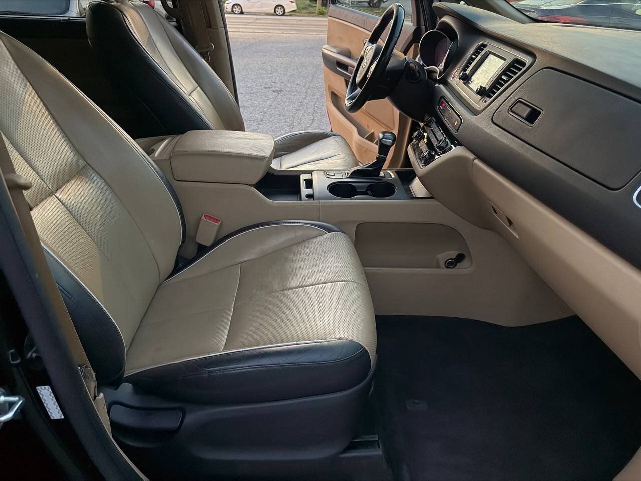 Used 2018 Kia Sedona LX FWD image 18