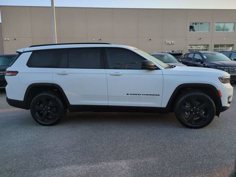 Used 2023 Jeep Grand Cherokee L Limited w/ Black Appearance Package RWD image 4