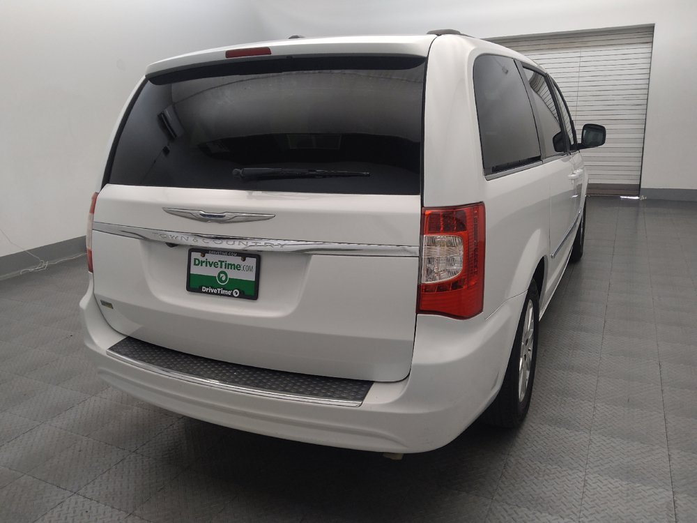 Used 2016 Chrysler Town & Country Touring FWD image 7