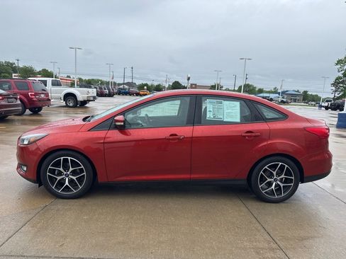 Used 2018 Ford Focus SE w/ SE Appearance Package FWD image 3
