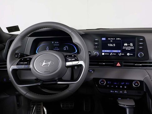 Certified 2025 Hyundai Elantra Sport image 28