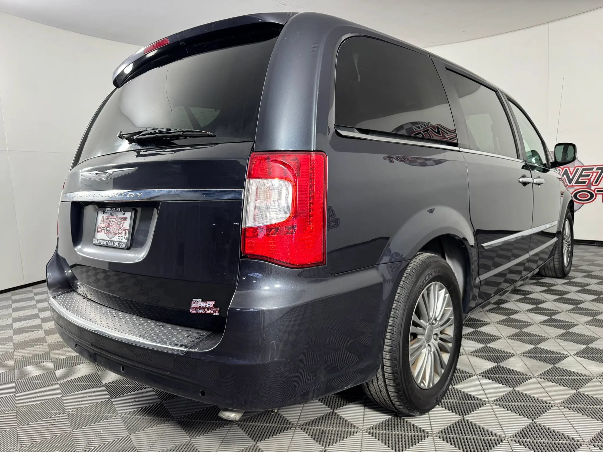 Used 2014 Chrysler Town & Country Touring-L w/ Driver Convenience Group FWD image 25