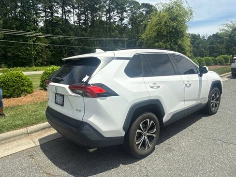 Used 2021 Toyota RAV4 XLE w/ Convenience Package FWD image 6