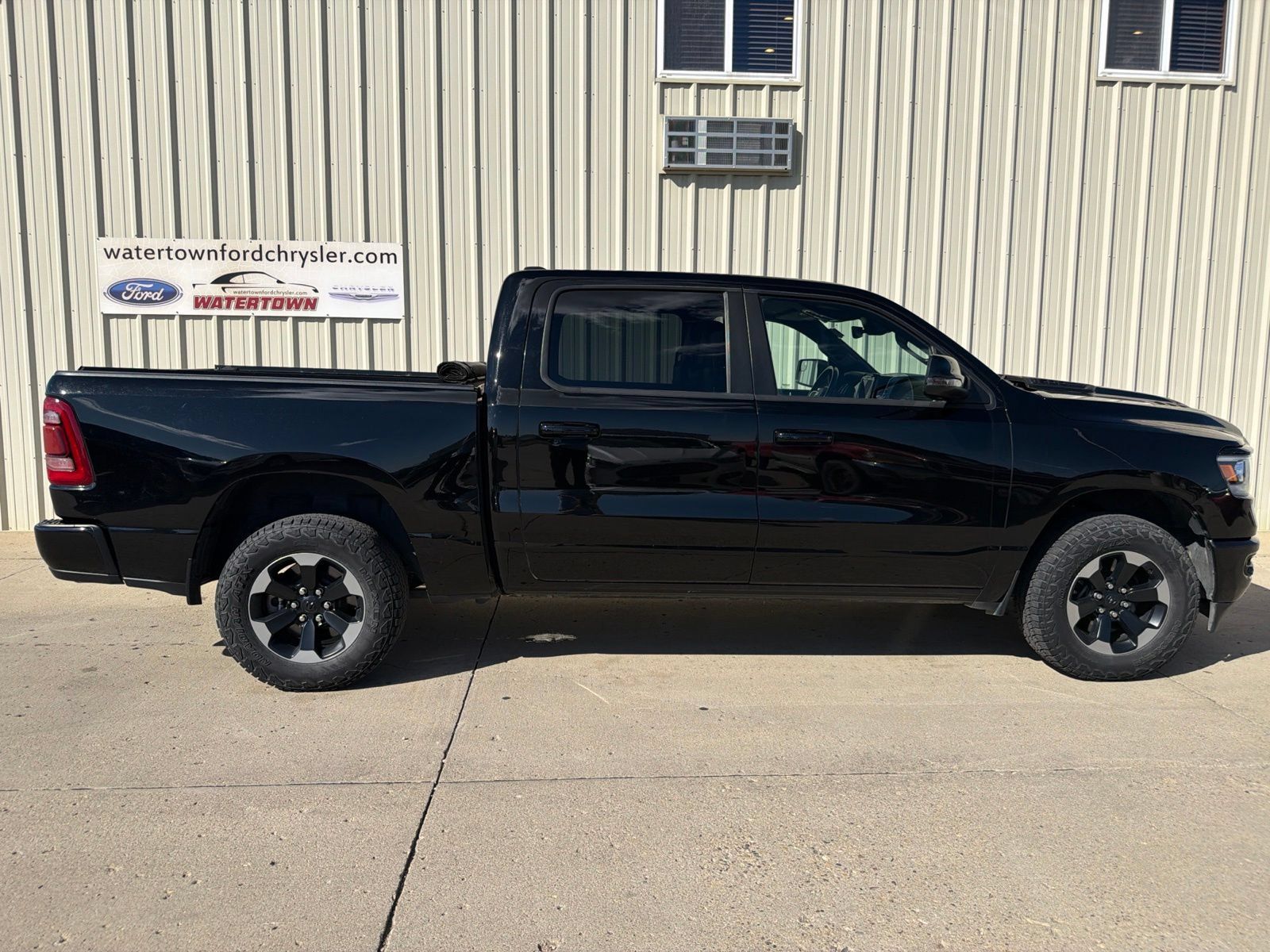 Used 2023 RAM 1500 Laramie AWD/4WD image 1
