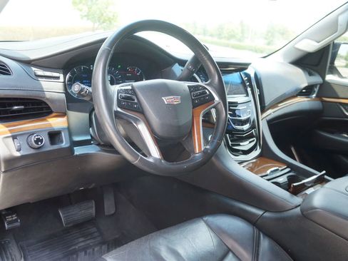 Used 2017 Cadillac Escalade ESV Luxury RWD image 18