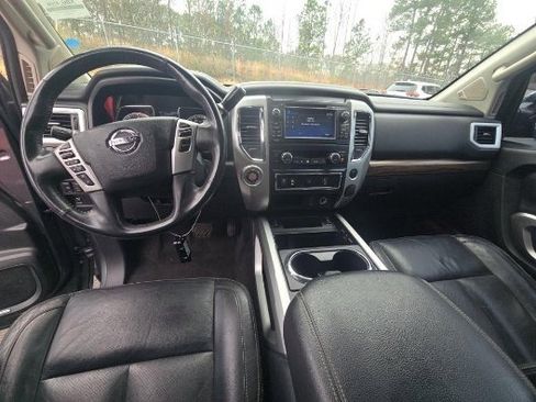 Used 2017 Nissan Titan SL image 5