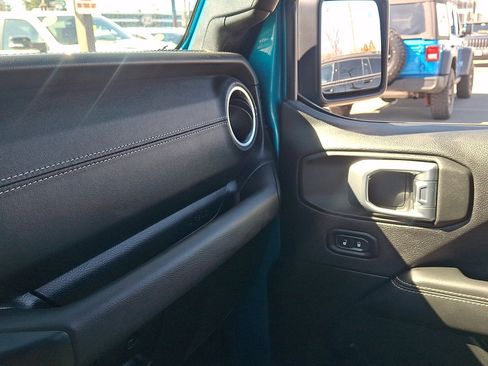 Used 2020 Jeep Wrangler Unlimited Sahara image 31