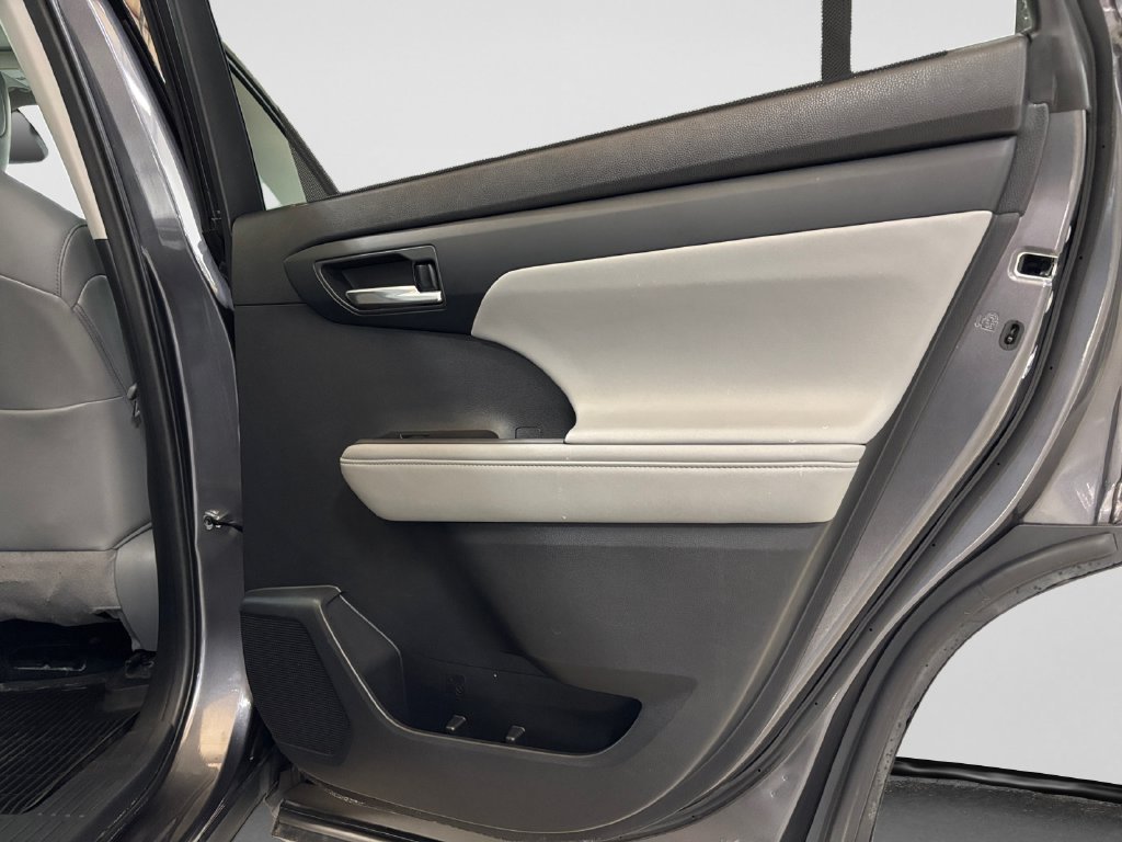 Used 2021 Toyota Highlander XLE FWD image 49