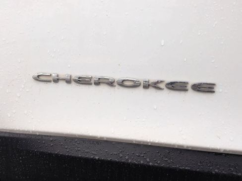 Used 2020 Jeep Cherokee Limited image 12